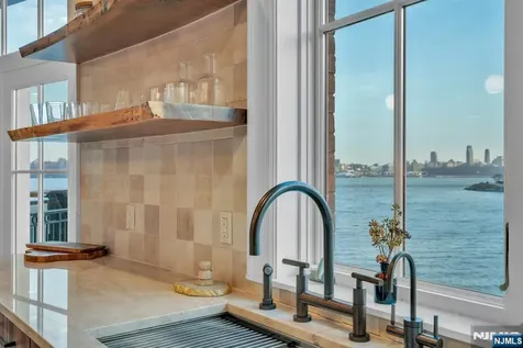 25 Moorings Lane Edgewater NJ 07020