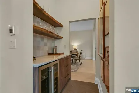 25 Moorings Lane Edgewater NJ 07020
