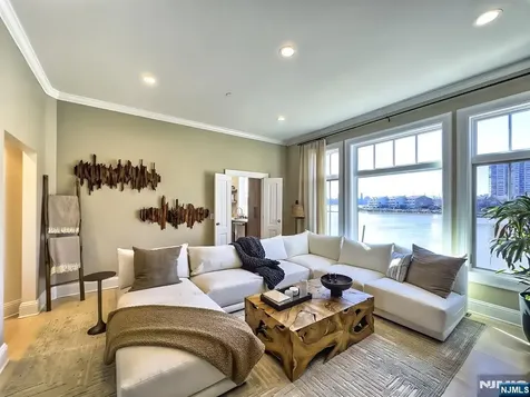 25 Moorings Lane Edgewater NJ 07020