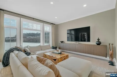25 Moorings Lane Edgewater NJ 07020