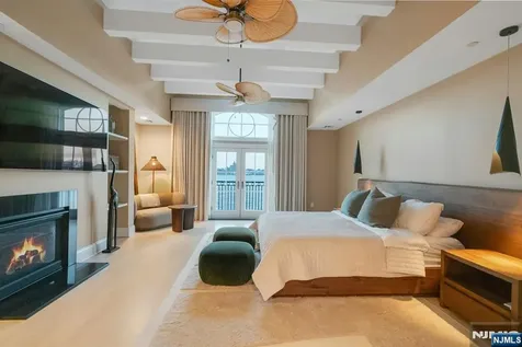 25 Moorings Lane Edgewater NJ 07020