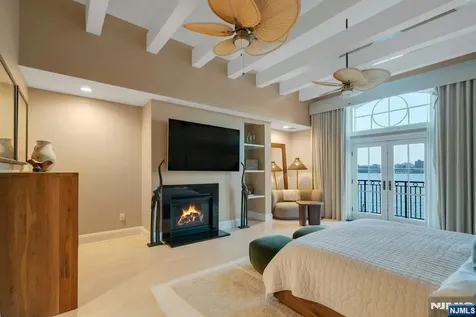 25 Moorings Lane Edgewater NJ 07020
