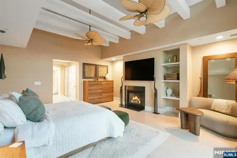 25 Moorings Lane Edgewater NJ 07020