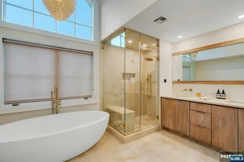 25 Moorings Lane Edgewater NJ 07020