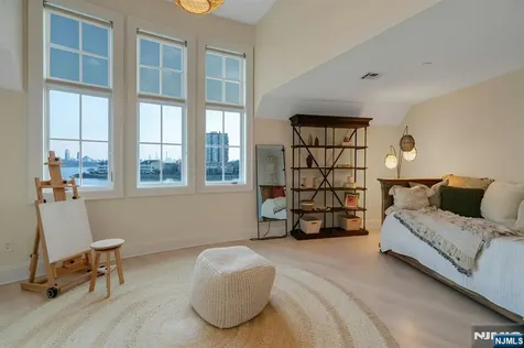 25 Moorings Lane Edgewater NJ 07020