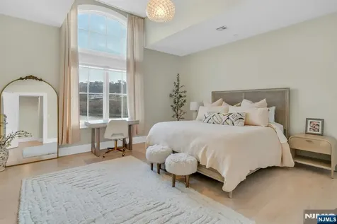 25 Moorings Lane Edgewater NJ 07020