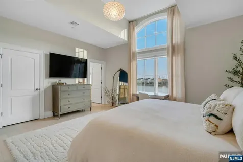 25 Moorings Lane Edgewater NJ 07020
