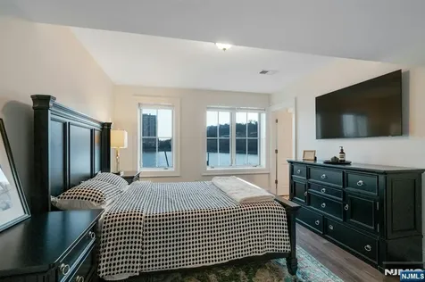 25 Moorings Lane Edgewater NJ 07020