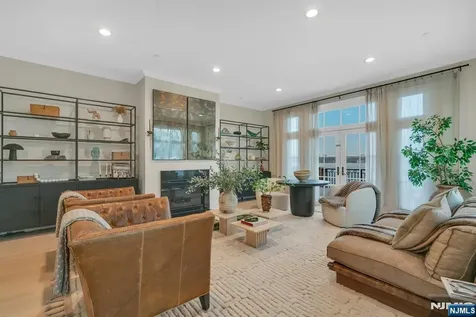 25 Moorings Lane Edgewater NJ 07020