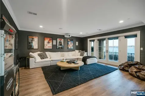 25 Moorings Lane Edgewater NJ 07020
