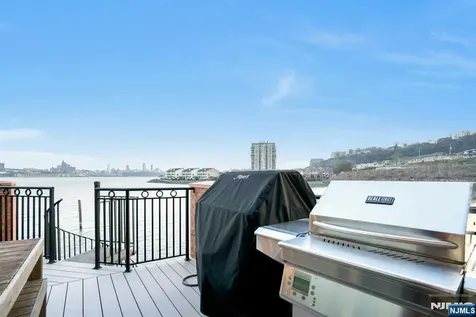 25 Moorings Lane Edgewater NJ 07020
