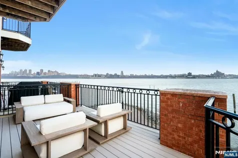 25 Moorings Lane Edgewater NJ 07020