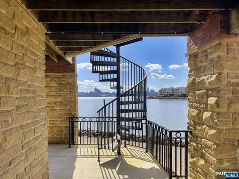 25 Moorings Lane Edgewater NJ 07020