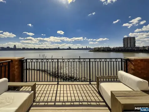 25 Moorings Lane Edgewater NJ 07020