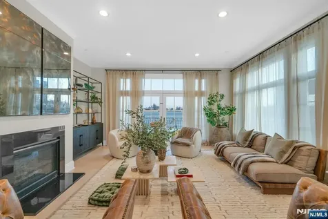 25 Moorings Lane Edgewater NJ 07020