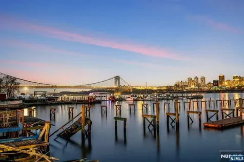 25 Moorings Lane Edgewater NJ 07020