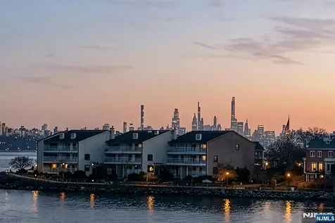 25 Moorings Lane Edgewater NJ 07020