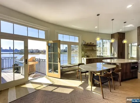 25 Moorings Lane Edgewater NJ 07020