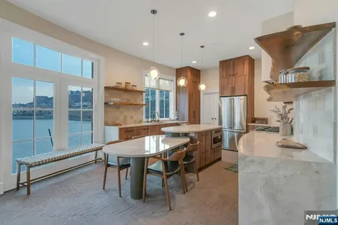 25 Moorings Lane Edgewater NJ 07020