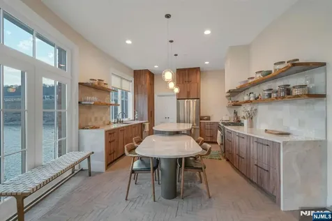 25 Moorings Lane Edgewater NJ 07020