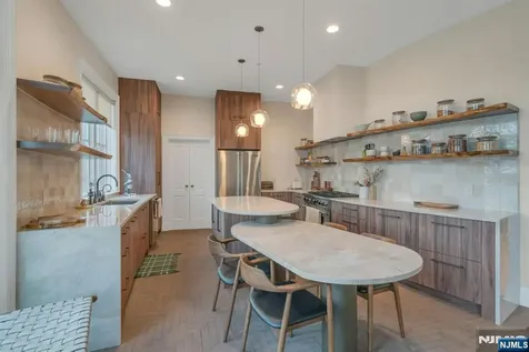 25 Moorings Lane Edgewater NJ 07020