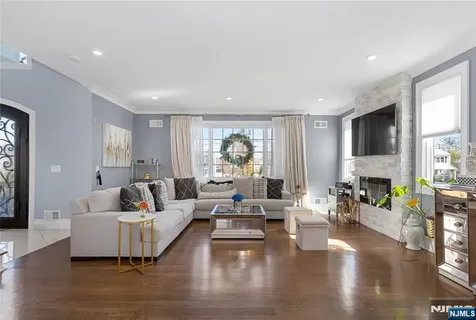 537 Spring Valley Road Paramus NJ 07652