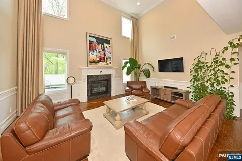 106 Arnot Place Paramus NJ 07652