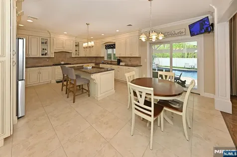 106 Arnot Place Paramus NJ 07652