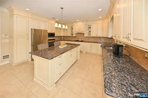 106 Arnot Place Paramus NJ 07652