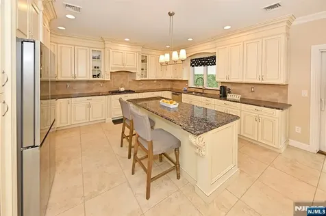 106 Arnot Place Paramus NJ 07652