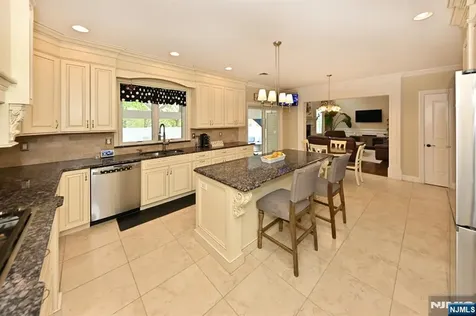 106 Arnot Place Paramus NJ 07652