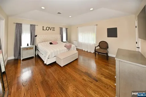 106 Arnot Place Paramus NJ 07652