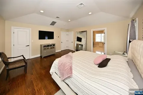 106 Arnot Place Paramus NJ 07652