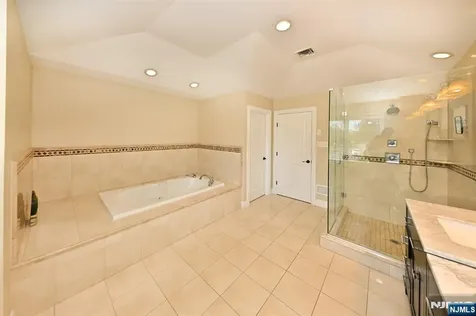 106 Arnot Place Paramus NJ 07652