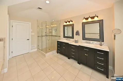 106 Arnot Place Paramus NJ 07652