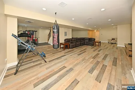 106 Arnot Place Paramus NJ 07652
