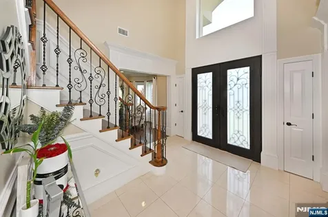 106 Arnot Place Paramus NJ 07652