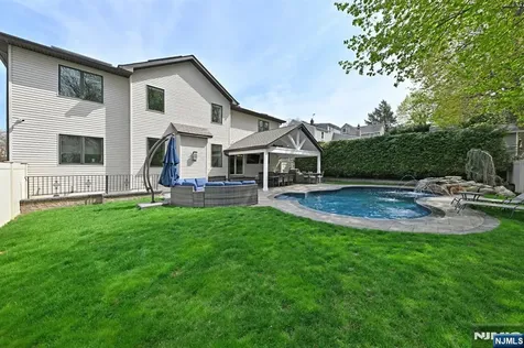 106 Arnot Place Paramus NJ 07652