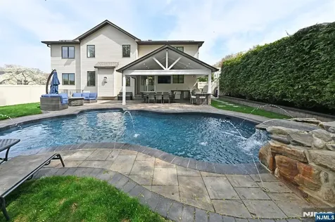 106 Arnot Place Paramus NJ 07652
