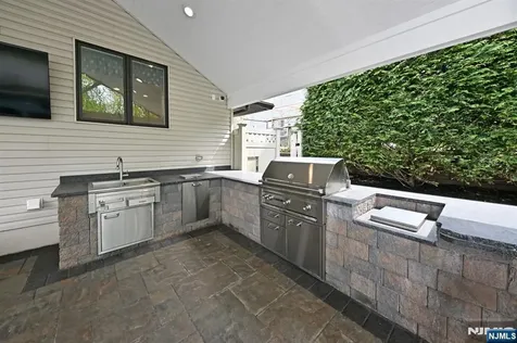 106 Arnot Place Paramus NJ 07652