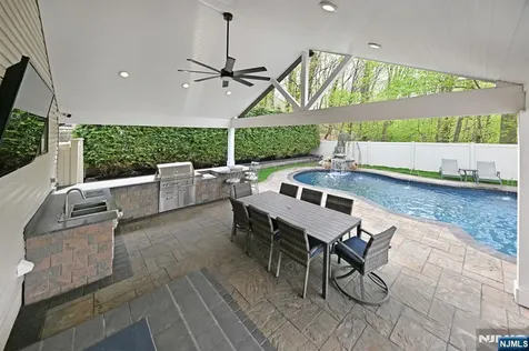 106 Arnot Place Paramus NJ 07652