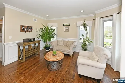 106 Arnot Place Paramus NJ 07652