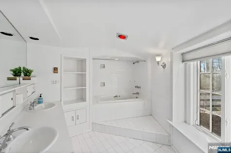 3 Lambs Lane Cresskill NJ 07626