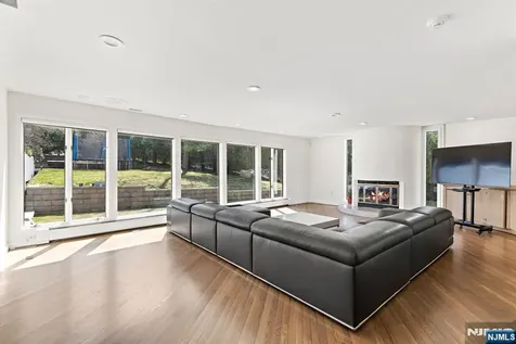 1 Hemlock Drive Cresskill NJ 07626