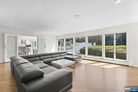 1 Hemlock Drive Cresskill NJ 07626