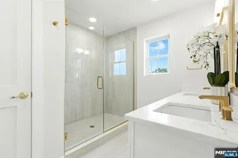 194 Canterbury Avenue North Arlington NJ 07031