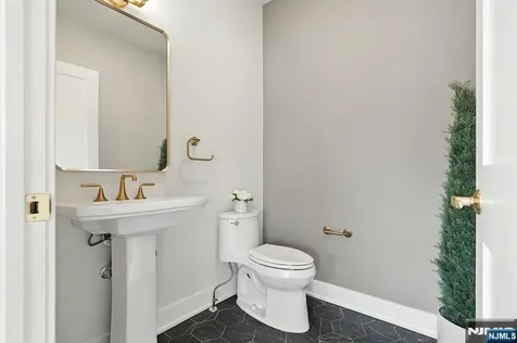 194 Canterbury Avenue North Arlington NJ 07031