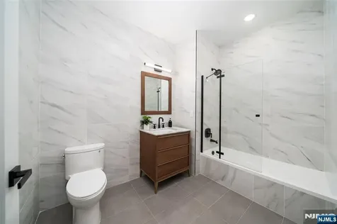649 38th Street Union City NJ 07087