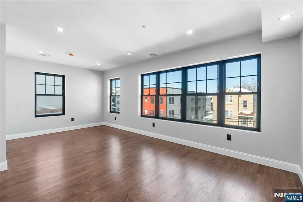 481 15th Avenue Newark NJ 07103