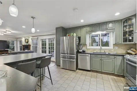 22 Maplewood Road Closter NJ 07624